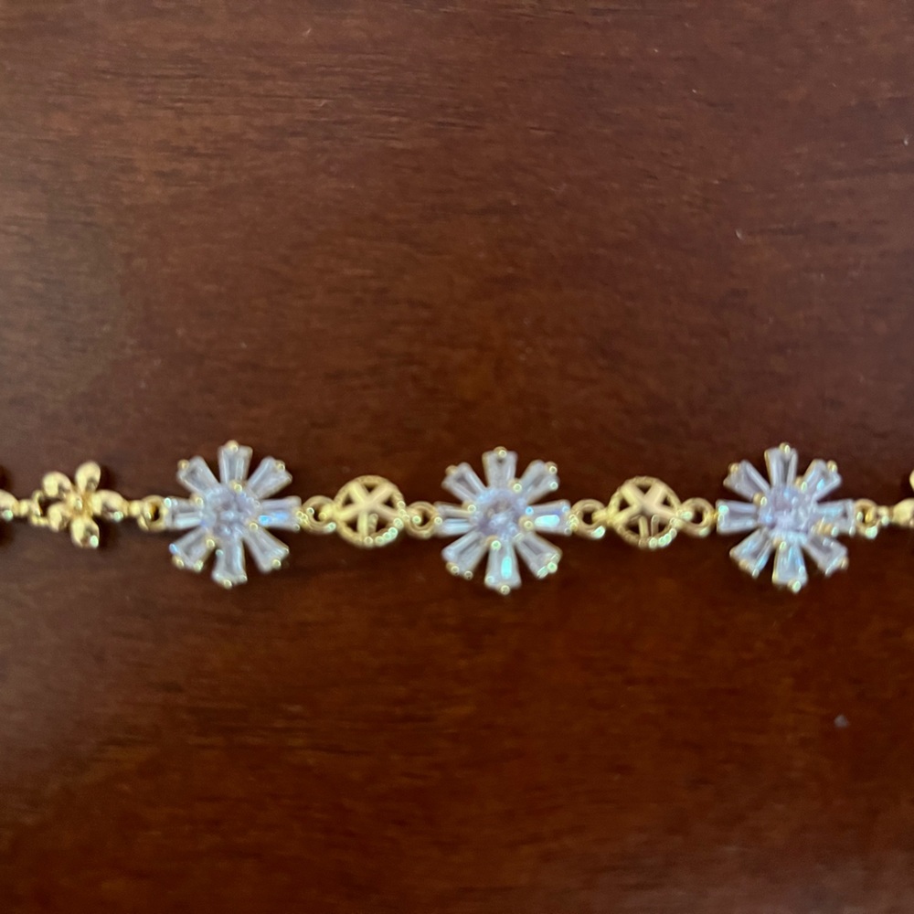 Gold Tone rhinestone, Flower bracelet with Fold Over Clasp, 9” long - Picture 4 of 6